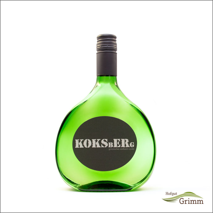 Bocksbeutel Koksberg Weißwein vom Hofgut Grimm, helle Flasche, anthrazitfarbenes Etikett mit weißem Schriftzug